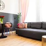 Househost Apartment: Lazarza II Street