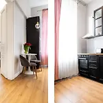 Househost Apartment: Lazarza II Street