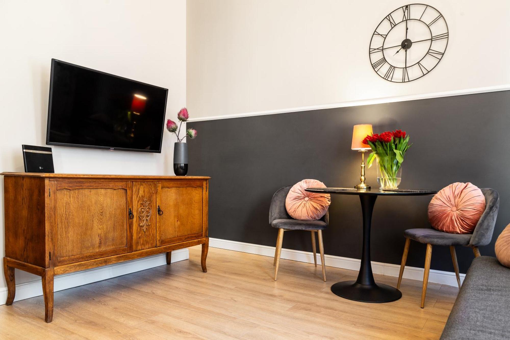 Househost Apartment: Lazarza Ii Street *